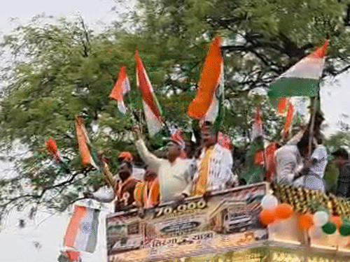 डिप्टी CM ने बांधी पगड़ी, हाथों में थामा तिरंगा:प्रयागराज में भव्य तिरंगा यात्रा, रथ पर सबसे आगे केशव, गूंजे भारत माता के जयकारे