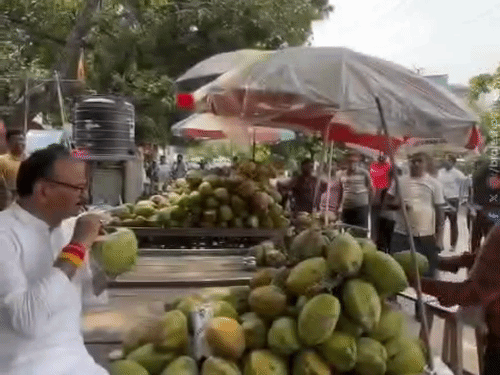 सड़क किनारे डिप्टी CM बृुजेश पाठक ने नारियल पानी पिया:VIDEO:पटाक पहनाकर किया धन्यवाद, ₹200 दिए, बोले- उंगली में कैसे लगी चोट, टिटनेस की सुई लगवाई ?