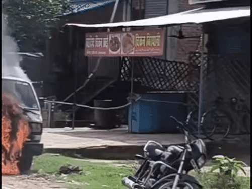 सफीपुर-मियागंज मार्ग पर ओमिनी कार में लगी आग, VIDEO:सड़क किनारे खड़ी कार धूं-धूं कर जली, पुलिस ने आग पर काबू पाया