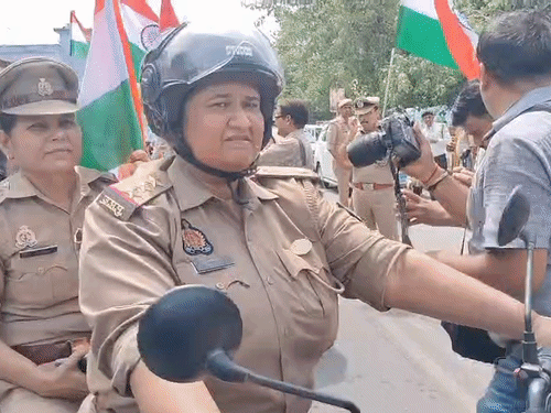 कानपुर में 300 महिला पुलिसकर्मियों ने निकाली तिरंगा बाइक रैली:पुलिस कमिश्नर ने कहा- हर बेटी को पढ़ने और आगे बढ़ने का मिले पूरा मौका