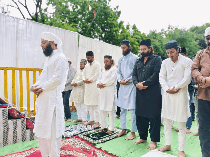 धार भोजशाला से सटी जमीन पर नमाज अदा:सुप्रीम कोर्ट के निर्देश पर तीसरे शुक्रवार नमाज पढ़ी गई, पुलिस तैनात रही