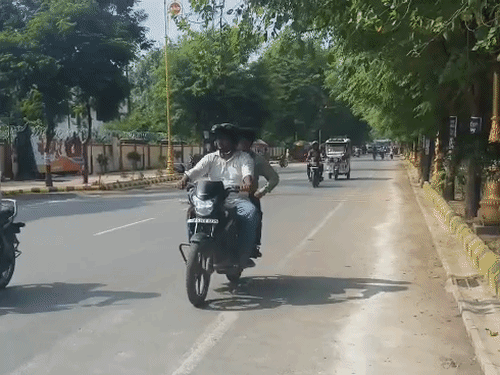 गोरखपुर में तीखी धूप और उमस से लोग परेशान:शाम को बारिश के आसार, 16 से 18 अगस्त के बीच झमाझम बरसेंगे बादल