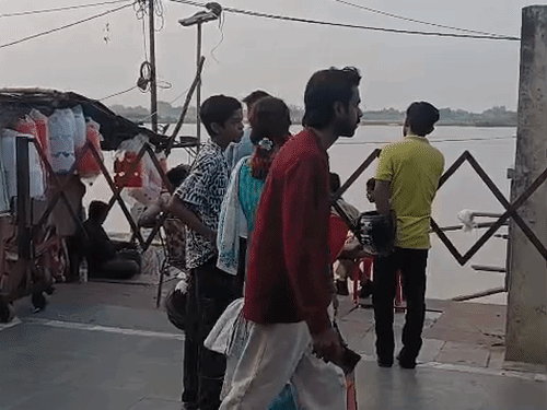 जलस्तर बढ़ा तो गंगा घाटों पर पुलिस का पहरा:परमट में गंगा की सीढ़ियों से पहले बेरिकेटिंग, बोटिंग पर भी रोक