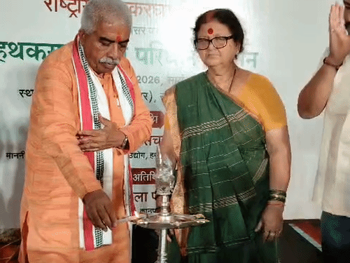 हथकरघा प्रदर्शनी में मॉडल्स ने किया कैटवॉक:कानपुर में मंत्री राकेश सचान बोले- बुनकरों की सबसे बड़ी समस्या बाजार की है