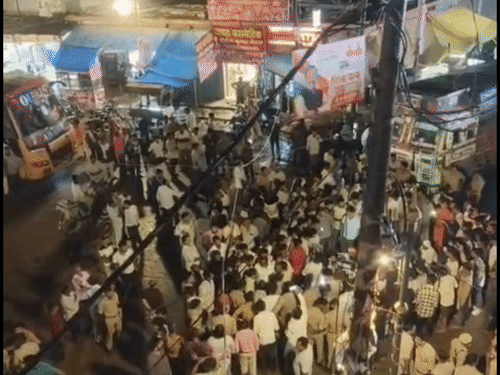 सिद्धार्थनगर में पोस्टर हटाने पर भड़के भाजपा कार्यकर्ता:समर्थकों ने इटवा चौराहे पर एक घंटे तक सड़क किया जाम
