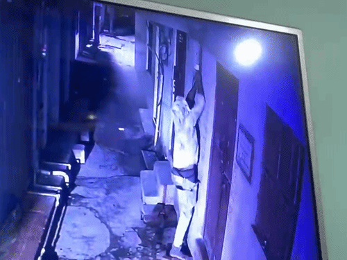 बाबूपुरवा में मोमबत्ती कारोबारी के घर चोरी का प्रयास,:घर के बाहर लगे पाइप से तीसरी मंजिल में पहुंचा, अलमारी में चाकू छोड़कर भागा, CCTV