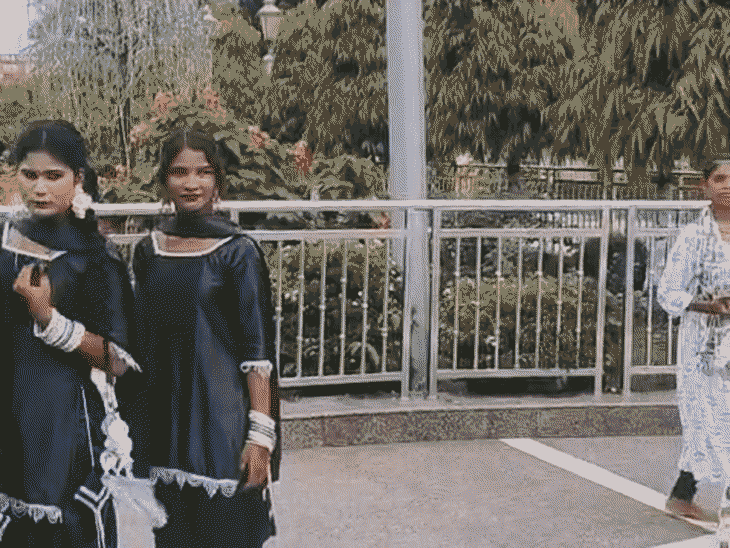 गोरखनाथ में नागपंचमी पर बिहार-नेपाल से पहुंचे श्रद्धालु:2 साल के बच्चे ने चढ़ाया दूध-लावा, लोगों ने ली सेल्फी; सालों से दंगल की परंपरा