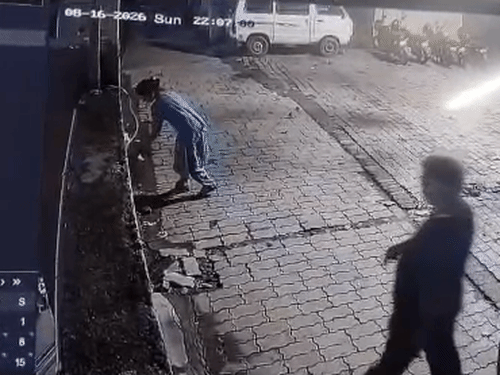 कूड़ा फेंकने गई महिला से अधेड़ ने की छेड़छाड़, VIDEO:विरोध करने पर की जान से मारने की धमकी दी, नवाबगंज पुलिस ने टरकाया