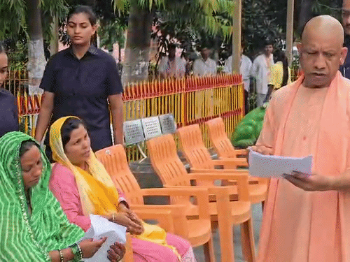 CM बोले डीबीटी से ड्रेस खरीदने को प्रेरित करें अधिकारी:गोरखपुर में अधिकारियों के साथ बैठक की; बाढ़ की स्थिति पर नजर रखने को कहा