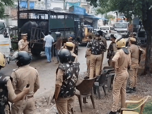 दरोगा पर हमले के बाद 3 थानों से पहुंची पुलिस:लखनऊ में अवैध डेयरियों से 100 से ज्यादा भैंसें उठवाईं, पीएसी की कंपनी तैनात