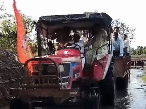 बहराइच में बाढ़ प्रभावित गांवों में ट्रैक्टर से पहुंचीं SDM:बाढ़ से 5 हजार लोग प्रभावित, लोगों से मिलकर राहत-बचाव कार्यों का लिया जायजा