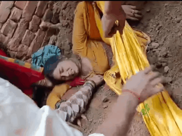 कानपुर देहात में कच्ची छत गिरी, महिला मलबे में दबी:आवास योजना में नाम होने पर भी नहीं मिला पक्का मकान, दो बार हो चुका सर्वे