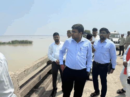 बाढ़ प्रभावित क्षेत्रों का दौरा करने पहुंचे DM:प्रभावित लोगों में राहत सामग्री वितरित करने का निर्देश दिया; 7 गांव प्रभावित हैं