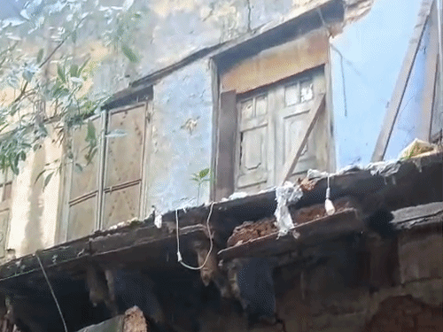 कानपुर में 100 साल पुराने मकान का छज्जा भरभराकर गिरा:बिल्डिंग की दीवारों में भी आईं दरारें, दुकानदारों ने बना रखा है गोदाम