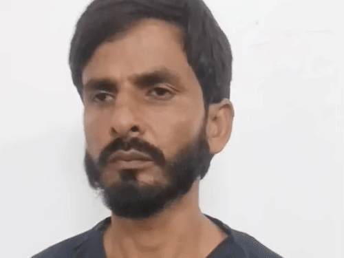 गुजरात में छिपकर रह रहा एक लाख का इनामी गिरफ्तार:प्रयागराज में बैंक मैनेजर की हत्या से लेकर ट्रक लूट तक की वारदातें की