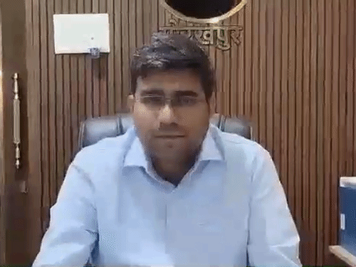 अधिकारियों को अनुपस्थित देख भड़के DM:व्यापार बंधु की बैठक में संयोजक सचिव को लगाई फटकार