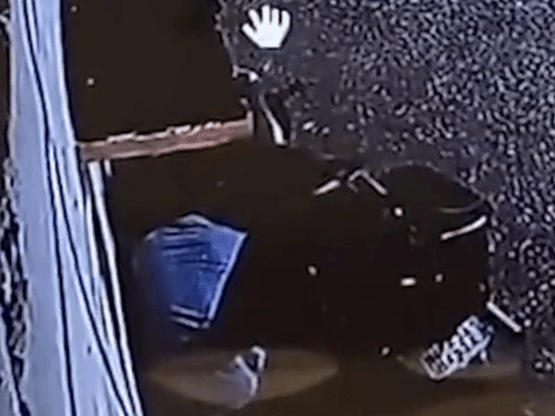 गोंडा में बुलेट से पेट्रोल निकाल ले गए चोर, VIDEO:बाइक से पहुंचे दो युवक; एक हेलमेट लगाकर खड़ा रहा, दूसरे ने पेट्रोल निकाला