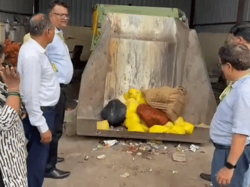 रक्षाबंधन से पहले खोया मंडी में खाद्य विभाग की छापेमारी:हटिया, एक्सप्रेस रोड और फजलगंज में 450 किलो खोया नष्ट, 19 सैंपल जांच को भेजे
