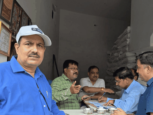 गोरखपुर में चीनी के स्टॉक की जांच करने पहुंचे अधिकारी:महेवा व साहबगंज मंडी में रेट लिस्ट चेक की गई
