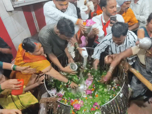 सावन के आखिरी सोमवार पर शिवमय हुई अयोध्या:सरयू में आस्था की डुबकी, फिर नागेश्वरनाथ के दरबार में पहुंचे भक्त, हर-हर महादेव के जयकारों से गूंजा रामनगरी