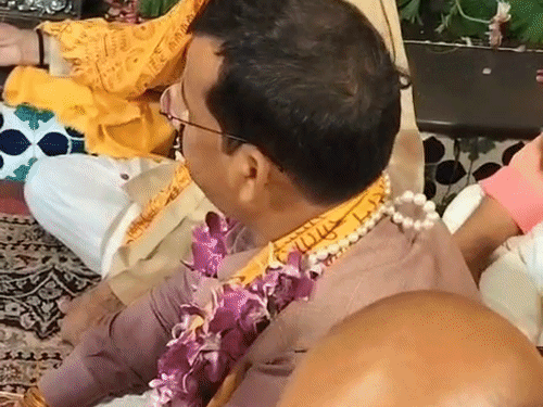अयोध्या में चंपत राय ने भगवान श्रीराम का झूला झुलाया:झूलन की डोर पकड़कर भावुक नजर आए,मंदिरों में झूलन उत्सव की धूम