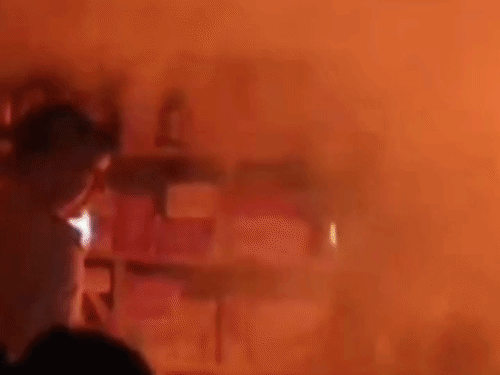 बहराइच में मेडिकल स्टोर में लगी आग, VIDEO:दमकल कर्मियों ने समय रहते आग पर काबू पाया, दवाईयां जली