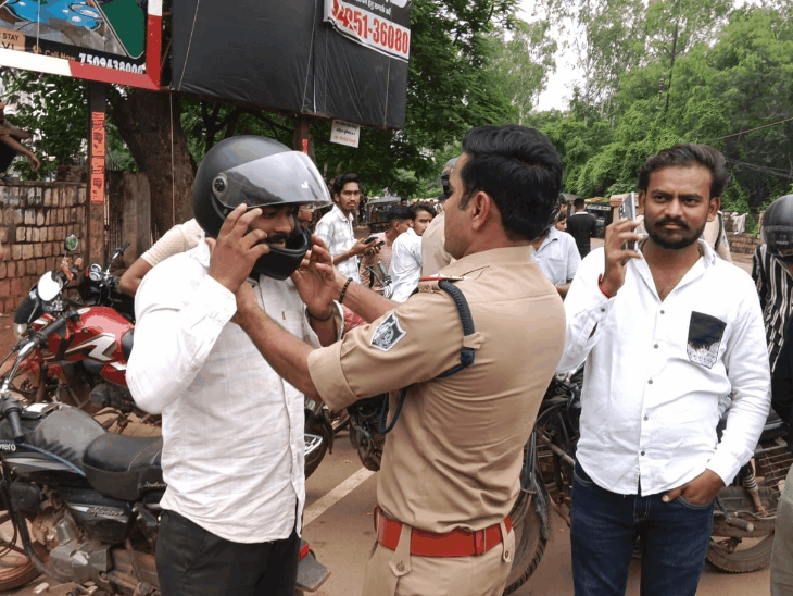 हेलमेट नहीं पहनना शिवपुरी में पड़ रहा भारी:19 महीने में 633 हादसे, 128 मौतें; पुलिस ने शुरू किया विशेष चेकिंग अभियान