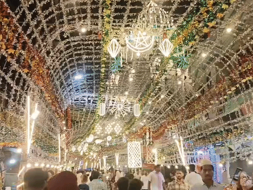 ईद मिलादुन्नबी पर दुल्हन की तरह सजा बरेली शहर:ओल्ड सिटी की गलियां, बाजार और मस्जिदें रोशनी से जगमगाईं, बच्चों ने नए कपड़ों में मनाया जश्न