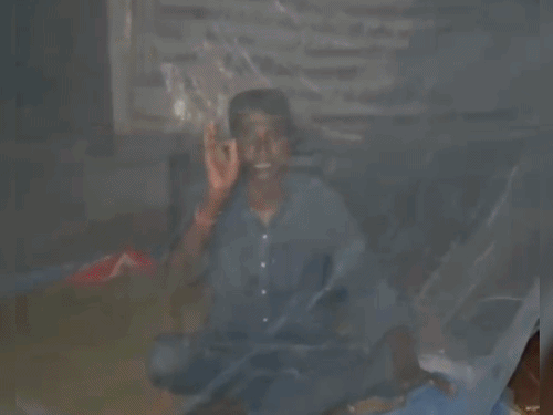 DDU में मच्छरदानी लगा छात्र नेता ने किया प्रदर्शन:आधी रात तक AD बिल्डिंग में बैठे रहे, 6 मांगों को लेकर किया विरोध