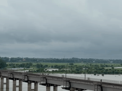 प्रयागराज में सुबह से छाए बादल, रिमझिम पड़ रही फुआर:शाम को तेज बारिश के आसार, अगले दो दिनों तक मौसम ऐसे ही रहेगा