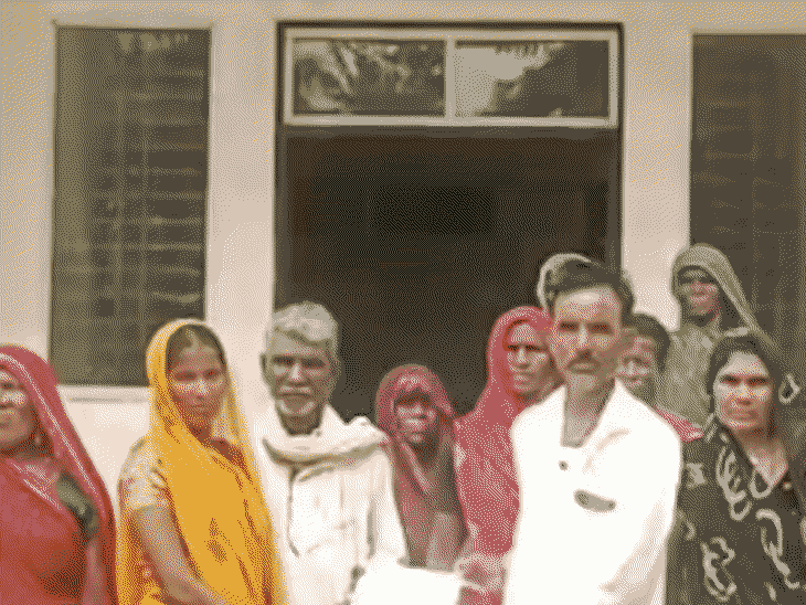 सीहोर में 6 महीने से राशन नहीं मिलने का आरोप:ग्रामीण बोले- अंगूठा लगवाकर अनाज गायब, SDM से शिकायत