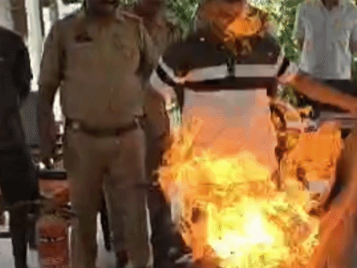 सीतापुर में फायर प्रशिक्षण के दौरान सिलेंडर पलटा, युवक झुलसा:जलता सिलेंडर युवक की ओर लुढ़का, चेहरा-हाथ झुलसे; कैमरे में कैद हुआ हादसा