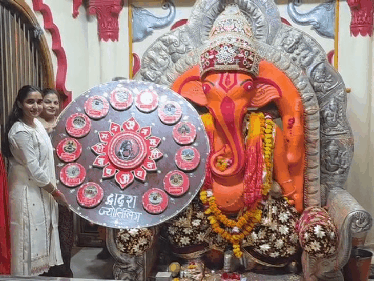 खरगोन के सिद्धिविनायक मंदिर में बंधी पहली राखी:16 वर्गफीट की राखी पर द्वादश ज्योतिर्लिंग, शहर की सुख-समृद्धि व सुरक्षा की कामना
