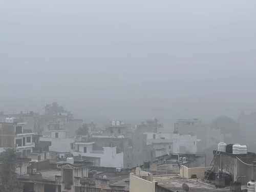 गाजियाबाद में सीजन में पहली बार धुंध छाई:तापमान गिरने से मौसम सुहावना, आज भी बारिश की संभावना