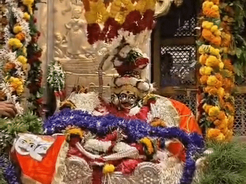 श्रावण पूर्णिमा पर काशी में सजा बाबा का रजत हिंडोला:चांदी के झूले पर सपरिवार विराजे बाबा विश्वनाथ, दर्शन को उमड़ा श्रद्धालुओं का सैलाब