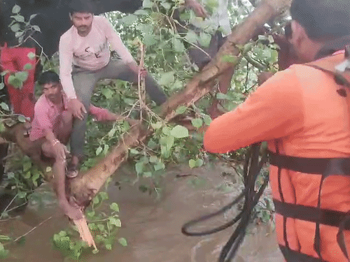 यूपी के 32 जिलों में आज भारी बारिश की चेतावनी:चित्रकूट के घरों में 5 फीट तक कीचड़ जमा, हेलिकॉप्टर से 50 लोगों का रेस्क्यू