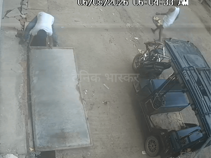 छतरपुर में गेट चोरी करने पहुंचे दो युवक:मकान मालिक की नजर पड़ते ही आरोपी गेट छोड़कर फरार, CCTV फुटेज पुलिस को सौंपी