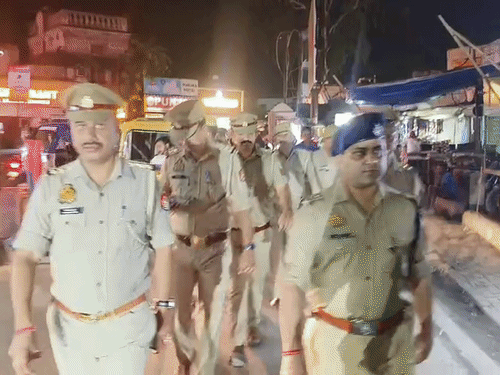 स्वतंत्रता दिवस से पहले बरेली में हाई अलर्ट:रेलवे स्टेशन-होटलों में सघन चेकिंग, एसपी सिटी ने पुलिस बल के साथ चलाया अभियान, संदिग्धों से पूछताछ और होटल रजिस्टर खंगाले