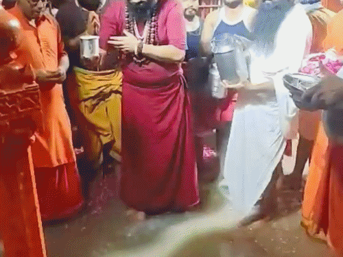 गंगा-मां ने कराया लेते हनुमान जी को स्नान, देखें तस्वीरें…:सुबह भोर में हुआ स्नान, गर्भगृह में पहुंचा पानी