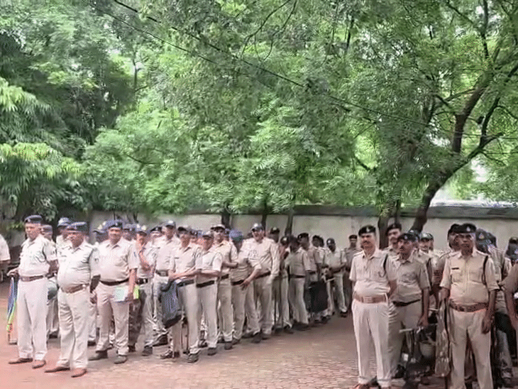 जुम्मे की नमाज पर धार में एक हजार पुलिसकर्मी तैनात:भोजशाला के पास तय स्थान पर होगी नमाज, संवेदनशील इलाकों में कड़ी निगरानी