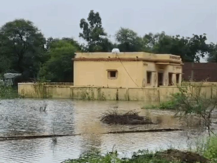 सतना में 10 दिन से उपस्वास्थ्य केंद्र पर ताला:5 गांवों के मरीज परेशान; स्टाफ तबादले के बाद नई पदस्थापना नहीं