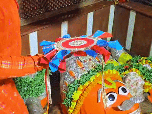 लेटे हनुमान जी को बांधी गई श्री-राम नाम की राखी:प्रयागराज के संगम के मंदिरों में रही रक्षाबंधन की धूम, भव्य श्रृंगार और आरती हुई