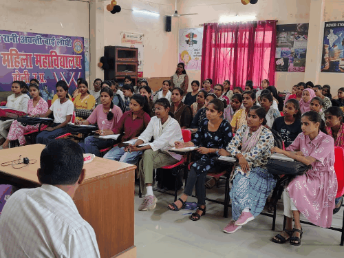 बरेली में स्कूलों में पहुंचे अफसर, बच्चों से पूछा:पढ़ाई कैसी चल रही है, Gen-Z के बाद Gen-Alpha के प्रदर्शन के बीच योगी सरकार का फोकस स्कूलों पर