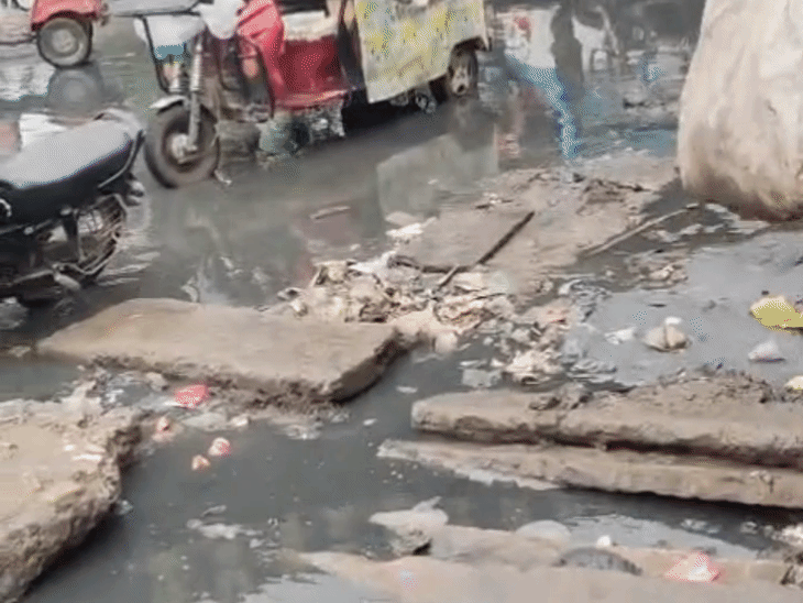 बैरियर चौराहा समेत कई इलाकों में सड़कें डूबीं:घरों तक पहुंचना मुश्किल हुआ; बारिश में मुरैना निगम के दावों की पोल खुली