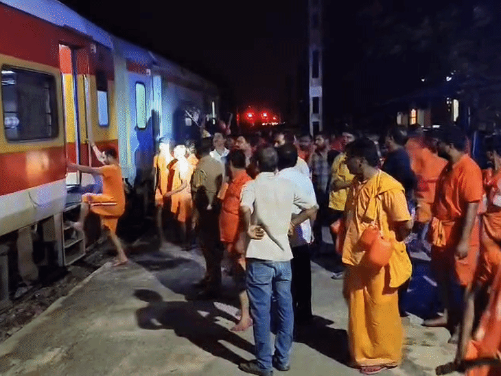 300-400 कांवरियों का जत्था प्रयागराज रवाना:विश्वनाथगंज स्टेशन ‘बोल बम’ के जयघोष से गूंजा