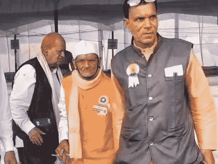 इंदौर में बापू से मिले थे फ्रीडम फाइटर बसंतीलाल पांडे:कहा- कान के पास से निकली बंदूक की गोली, लाठियां खाईं, लेकिन हिम्मत नहीं हारी