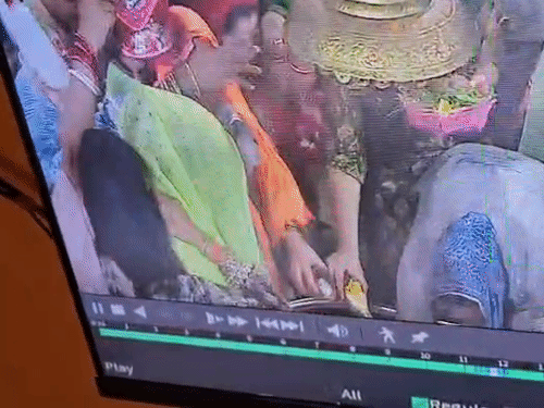 मंदिर में 6-सेकंड में दांत से काटा मंगलसूत्र, CCTV:लखनऊ के बुद्धेश्वर मंदिर में पूजा करती रह गई महिला; कई के पर्स और चेन चोरी