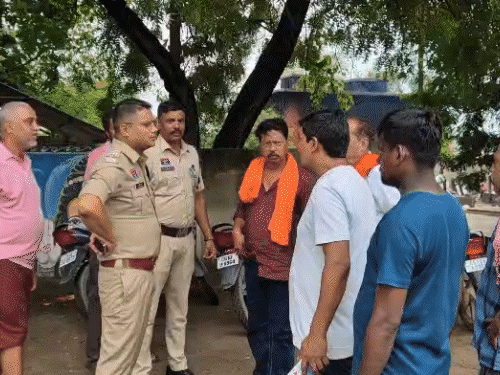 मुक्तिधाम में पालतू कुत्ते के अंतिम संस्कार पर बवाल:परिवार बोला- सदस्य की तरह था डॉग, अनुमति लेकर किया; स्थानीय बोले-यह धार्मिक परंपराओं के खिलाफ