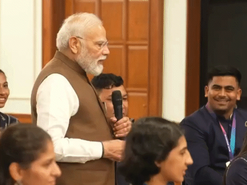 मोदी बोले- मीराबाई के आंसू गोल्ड मेडल जैसे लगे:बेरवाल ने पाकिस्तानी बॉक्सर के नरेंद्र नाम से नफरत वाला किस्सा सुनाया, PM हंस पड़े