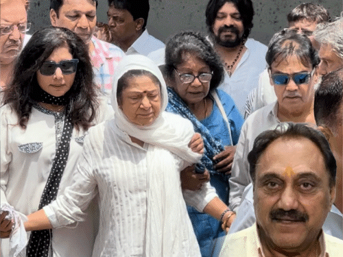 डायरेक्टर कुकू कोहली पंचतत्व में विलीन:बेटी ने कंधा दिया, पत्नी अरुणा ईरानी को गजेंद्र चौहान ने संभाला; विक्की-कटरीना समेत कई सेलेब्स पहुंचे